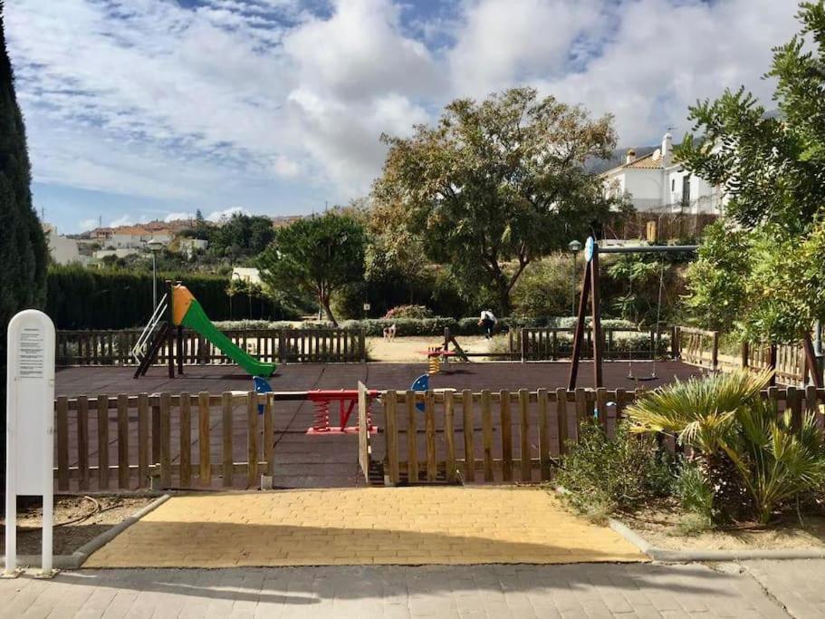 Serene Family Oasis: Poolside Retreat with Convenient Amenities Benalmadena Exterior photo